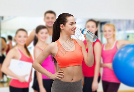 运动,锻炼保健运动的女人带水瓶图片