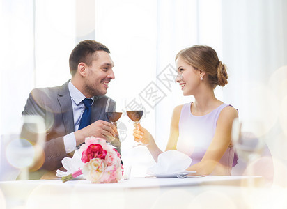 餐厅,夫妇假日微笑的轻夫妇带着杯红酒餐厅里互相看着图片