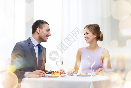 餐厅,夫妇假日微笑的夫妇餐厅吃主菜图片
