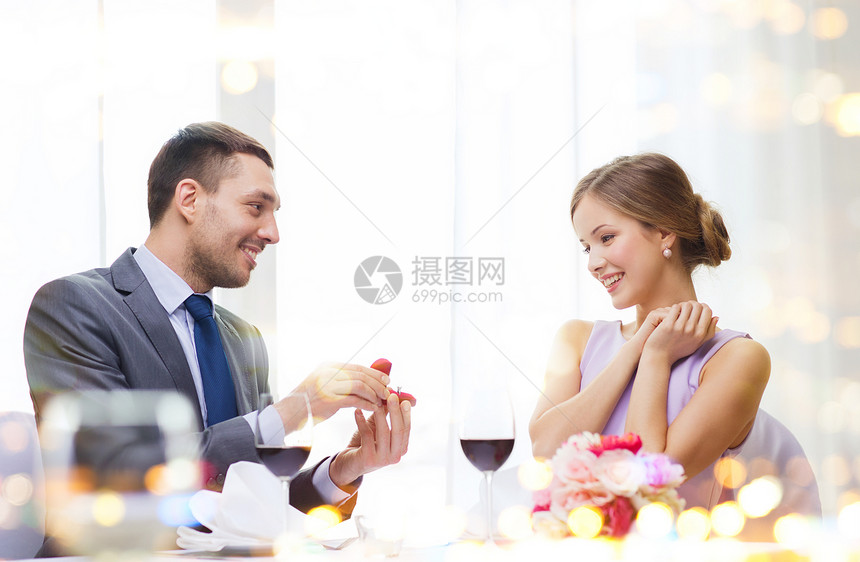餐厅,情侣节日微笑的男人向他餐馆的女朋友求婚图片
