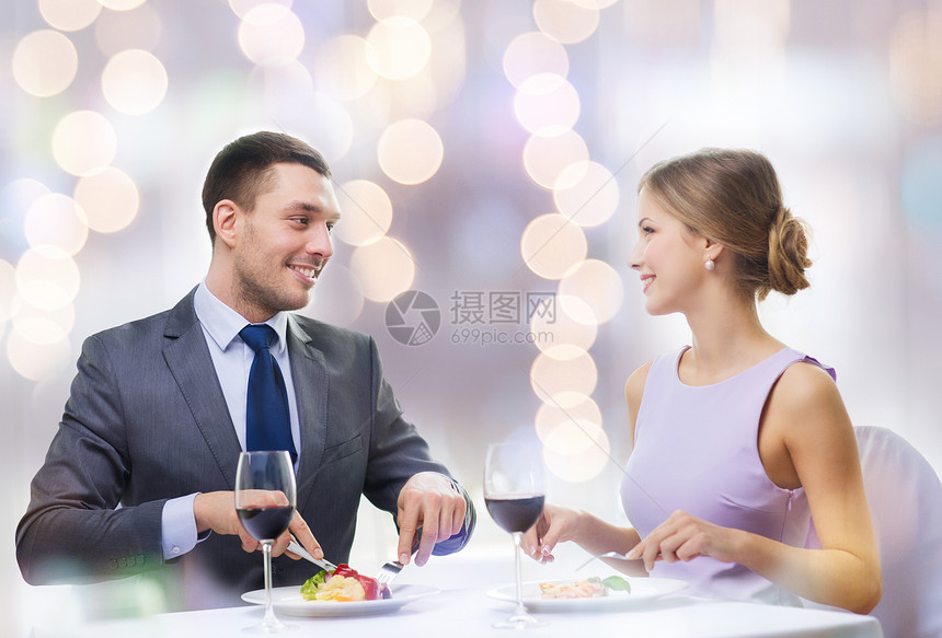 餐厅,夫妇假日微笑的夫妇餐厅吃红酒主菜图片