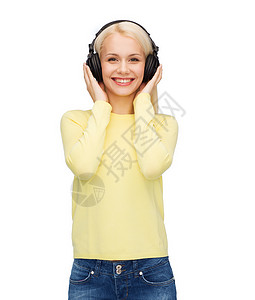音乐技术微笑的轻女人用耳机听音乐图片