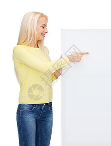 人,广告销售快乐的女人毛衣指着空白白板图片