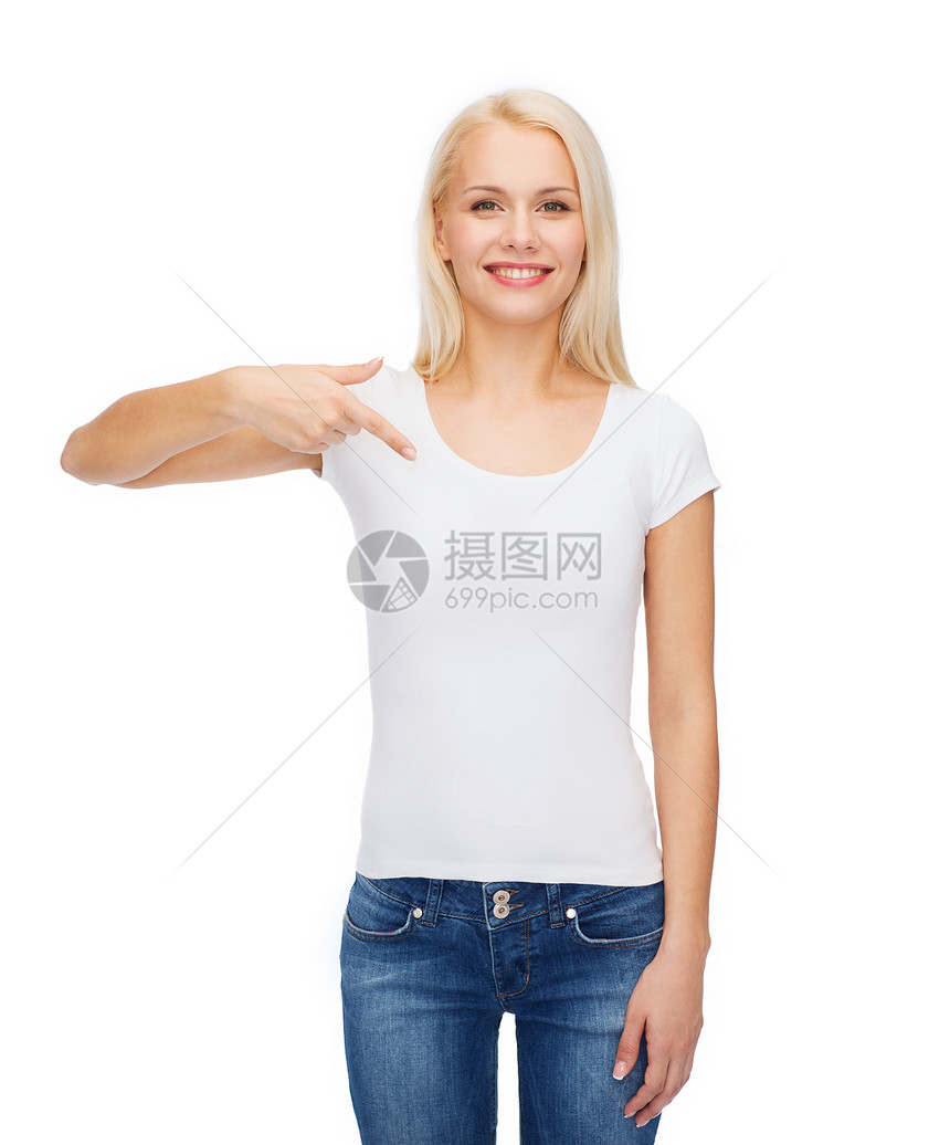 T恤的理念微笑的轻女人指着空白的白色T恤图片