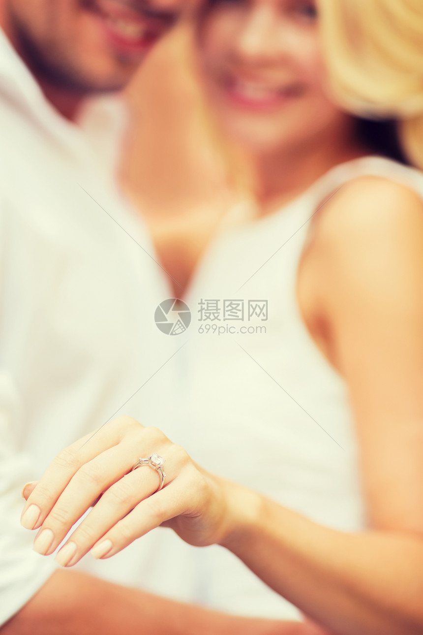 浪漫的男人向美丽的女人求婚图片