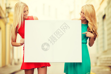 两个金发女人,拿着空白白板图片