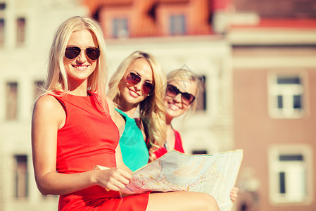 假期,假期旅游三个美丽的金发女人与旅游城市图片