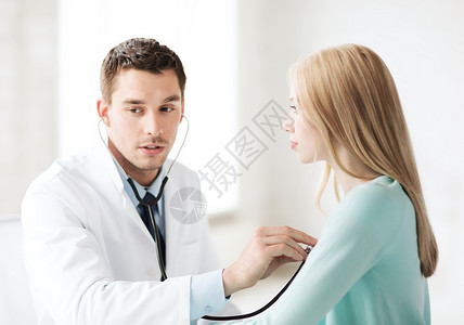 医疗保健医生在医院对病人用听诊器图片