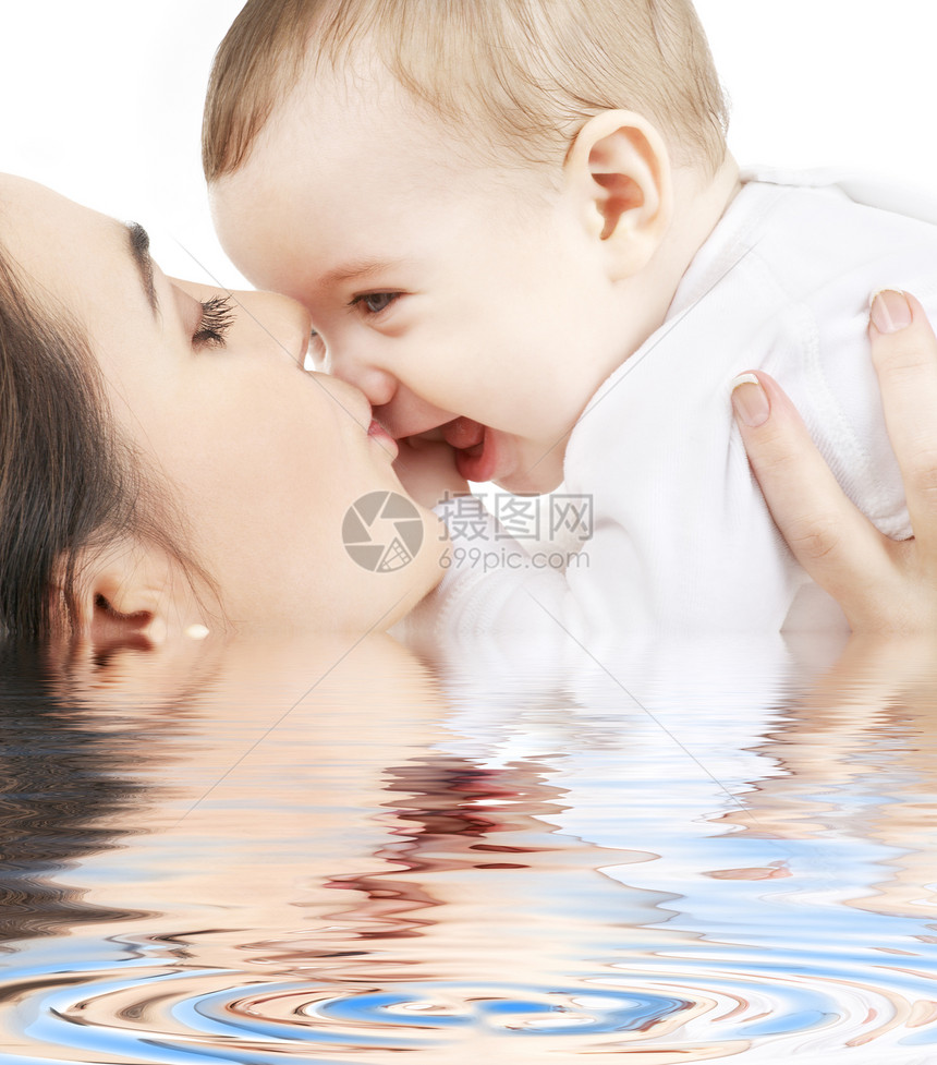 快乐妈妈和孩子在水里的照片图片