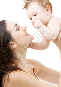 幸福的母亲与婴儿超过白色专注于婴儿的图片图片
