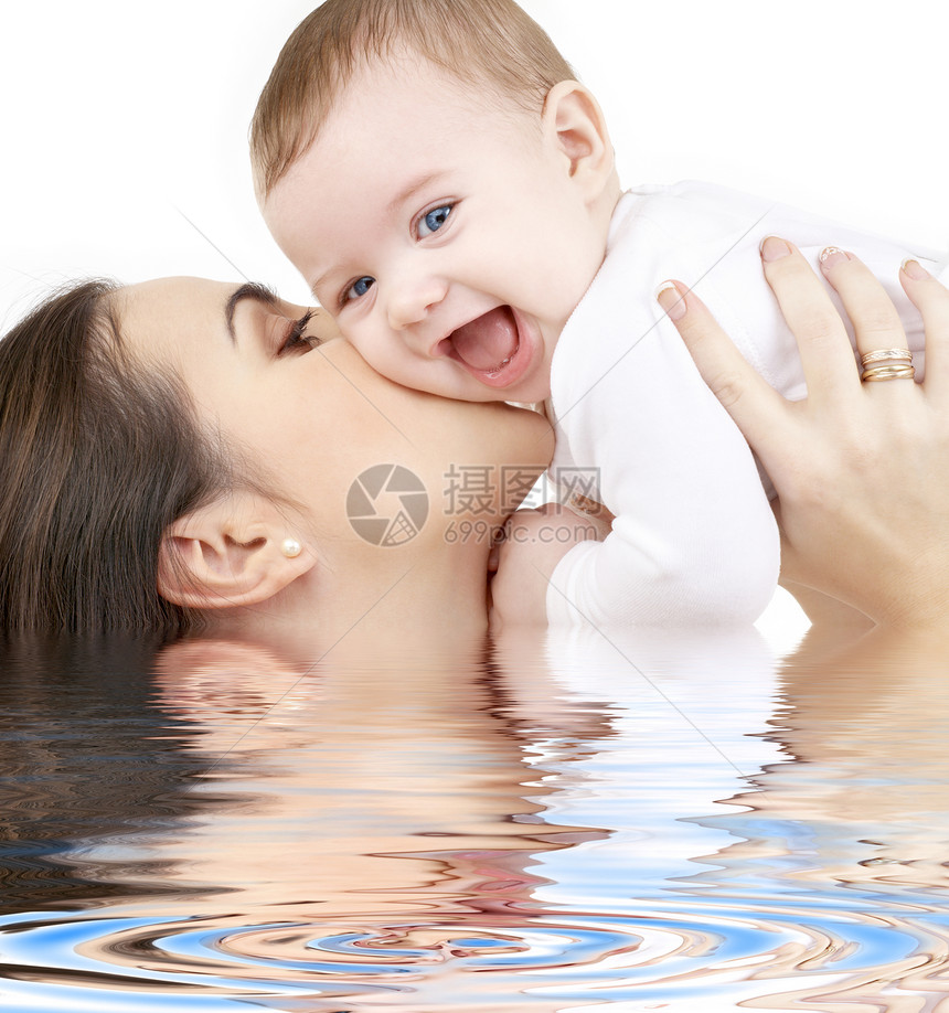 快乐妈妈孩子水里的照片图片