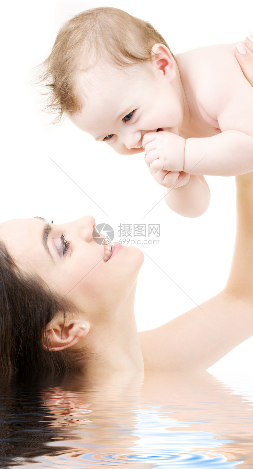 快乐的母亲婴儿水中的图片关注婴儿图片