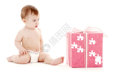 带大拼图礼品盒的尿布男孩的照片图片