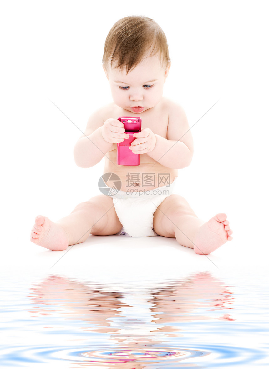 带粉红色手机的婴儿尿布照片图片