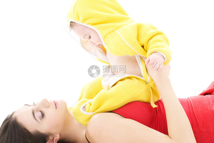 穿着黄色西装的婴儿妈妈玩图片