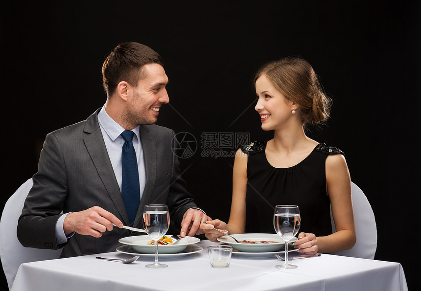 微笑的夫妇餐厅吃主菜图片