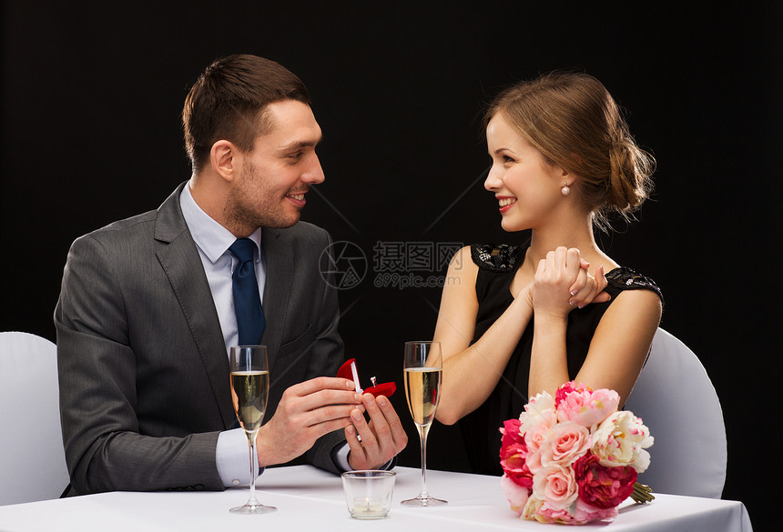 餐厅,情侣节日微笑的男人向他餐馆的女朋友求婚图片