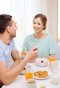食物,家,夫妇幸福的微笑的夫妇家里吃早餐图片
