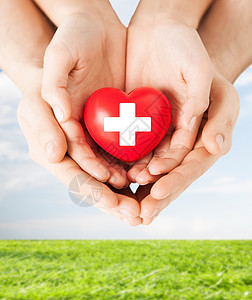 家庭健康,慈善医学男女手握红心与交叉标志图片