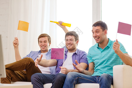 快乐的男朋友与呜呜祖拉支持的足球队在家里图片
