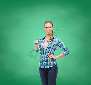 幸福,绅士人的微笑的轻女人穿着休闲服,绿色的木板背景上竖大拇指背景图片