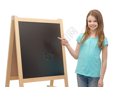 广告教育理念快乐的小女孩指着黑板图片