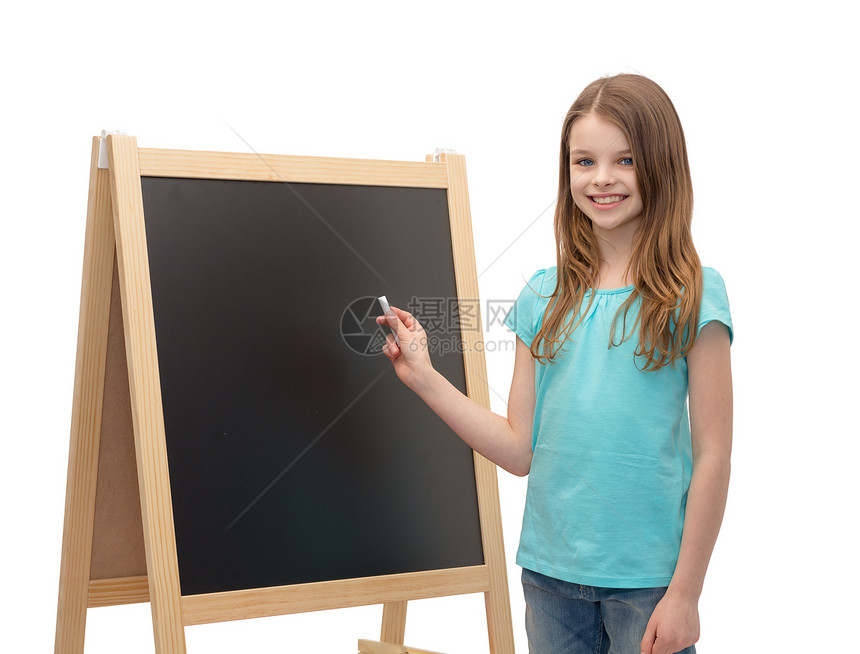 人,广告教育理念快乐的小女孩用黑板粉笔图片