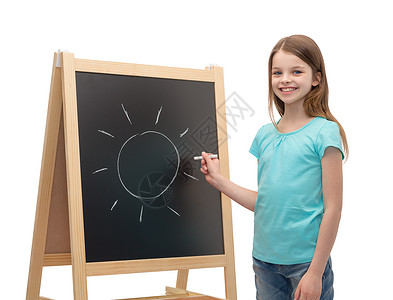人,艺术教育的快乐的小女孩与太阳画黑板上图片