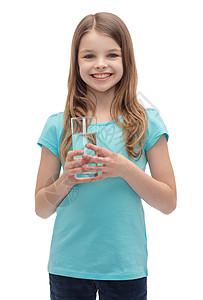 健康美丽的微笑的小女孩与一杯水图片