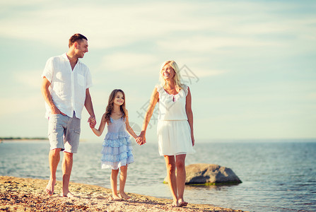 暑假孩子的快乐的家庭海边图片