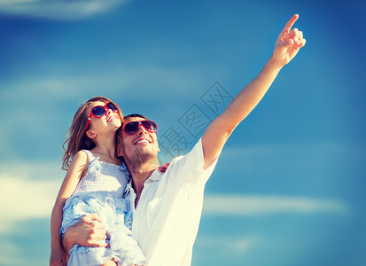 暑假,孩子人的快乐的父亲孩子戴着太阳镜蓝天上图片