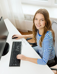 磨练,技术教育理念梦想的十几岁女孩与电脑家里图片