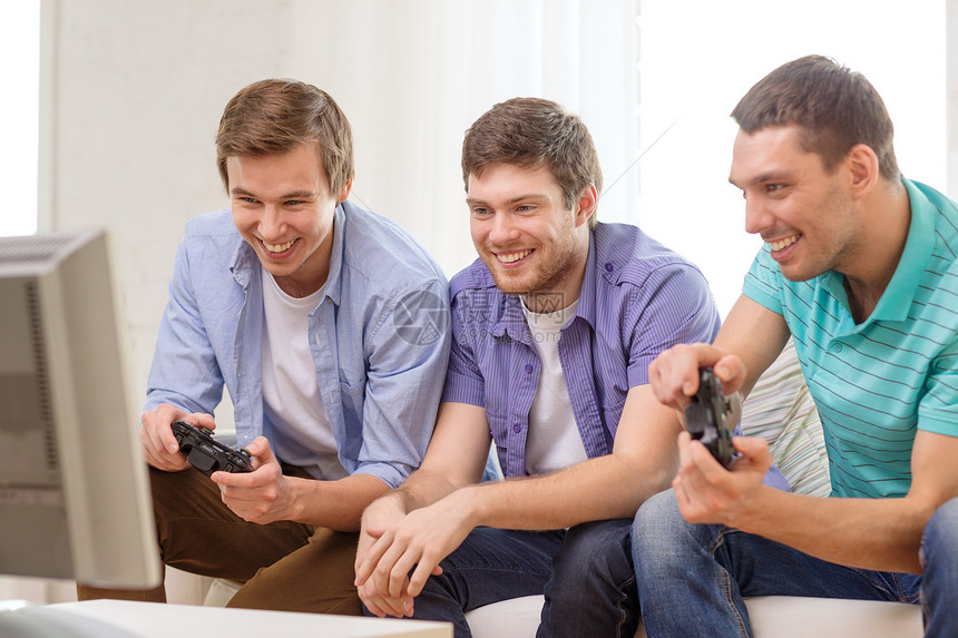 男生在家里玩电子游戏图片