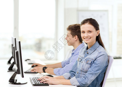 教育技术学校理念计算机两个微笑的学生图片