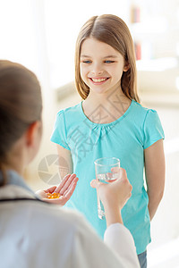 保健,儿童医疗女医生给住院的小女孩吃药水图片