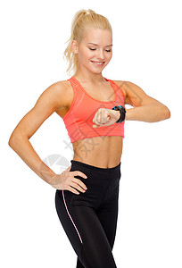 健身,技术锻炼微笑的女人看着手边的心率监视器高清图片