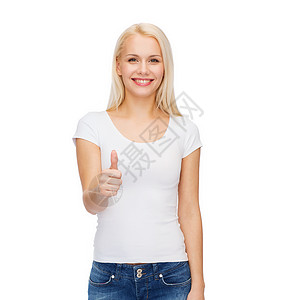 快乐的女人穿着空白的白色T恤,竖大拇指背景图片