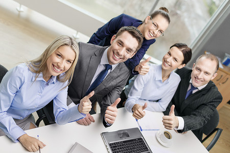 商业,成功,技术办公室微笑的商业队与笔记本电脑,文件咖啡大拇指办公室图片