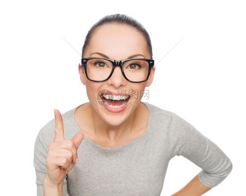 微笑的亚洲女人戴着眼镜,竖手指图片