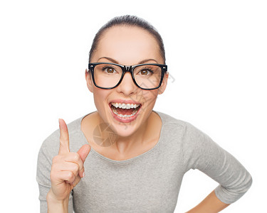 微笑的亚洲女人戴着眼镜,竖手指背景图片