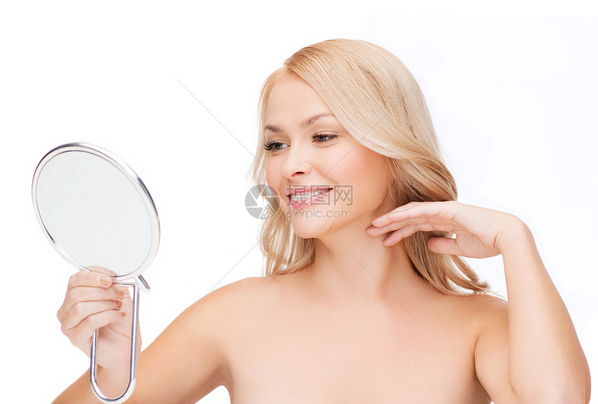 微笑的女人看着镜子图片