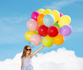 孩子人的快乐的女孩与彩色气球图片