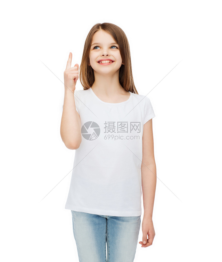 微笑的小女孩穿着白色空白t恤,白色背景指向手指图片