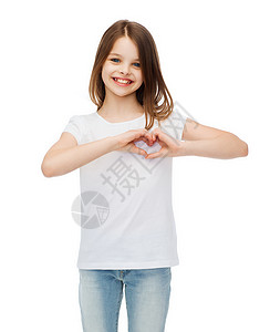 微笑的小女孩穿着白色空白T恤,用手展示心图片