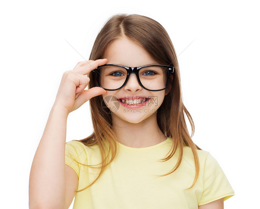 微笑可爱的小女孩戴着黑色眼镜图片