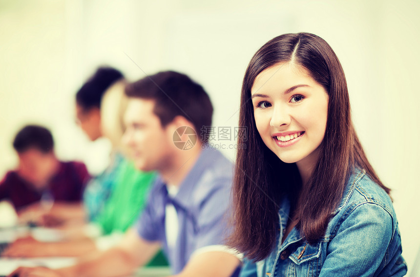 教育理念学生女孩学校学电脑图片