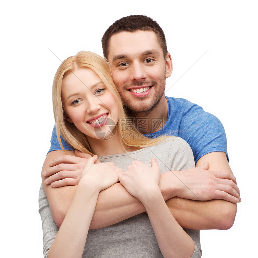 微笑的夫妇拥抱图片