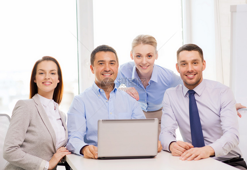 微笑的业务队与笔记本电脑办公室工作图片