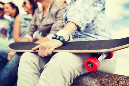 暑假玩滑板的青少年图片