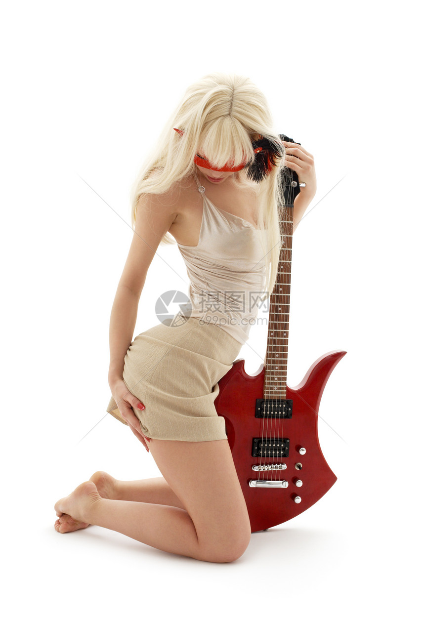 戴着具白底红吉他的女孩图片
